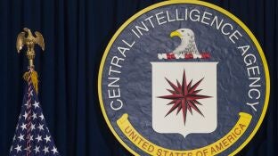 El sello de la Agencia Central de Inteligencia (CIA) se ve en la sede de la CIA en Langley, Virginia, el 13 de abril de 2016.