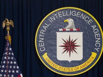 El sello de la Agencia Central de Inteligencia (CIA) se ve en la sede de la CIA en Langley, Virginia, el 13 de abril de 2016.