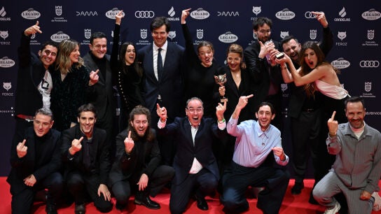 El equipo de Casa en llamas, triunfador de los Premios Feroz 2025
