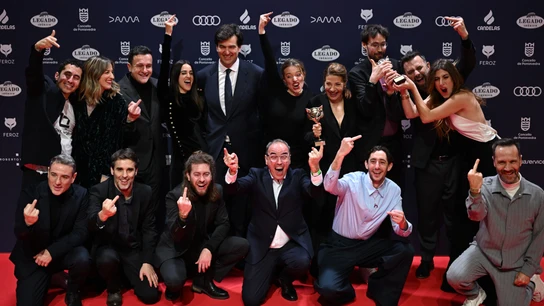 El equipo de Casa en llamas, triunfador de los Premios Feroz 2025 El equipo de Casa en llamas, triunfador de los Premios Feroz 2025