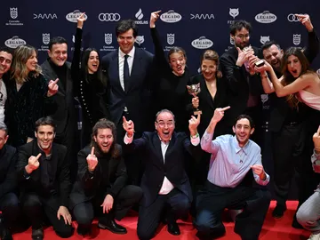 El equipo de Casa en llamas, triunfador de los Premios Feroz 2025 El equipo de Casa en llamas, triunfador de los Premios Feroz 2025