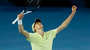Jannik Sinner celebra el titulo en la Rod Laver Arena