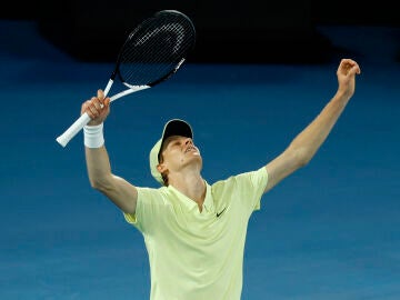 Jannik Sinner celebra el titulo en la Rod Laver Arena