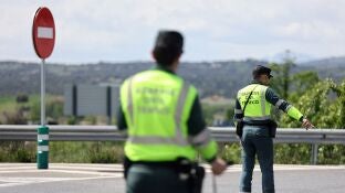 Imagen de archivo de dos agentes de la Guardia Civil en un control de tr&aacute;fico.