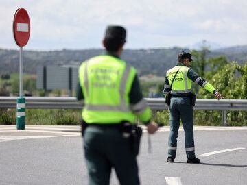 Imagen de archivo de dos agentes de la Guardia Civil en un control de tráfico.