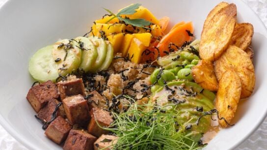 Receta de poke bowl de quinoa y verduras, de Joseba Argui&ntilde;ano: "Un plato &uacute;nico s&uacute;per completo"
