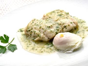 &iexcl;Esta fue la primera receta de Karlos Argui&ntilde;ano en Antena 3! Merluza en salsa verde con huevo escalfado