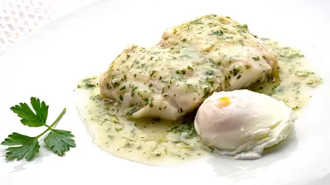 ¡Esta fue la primera receta de Karlos Arguiñano en Antena 3! Merluza en salsa verde con huevo escalfado ¡Esta fue la primera receta de Karlos Arguiñano en Antena 3! Merluza en salsa verde con huevo escalfado