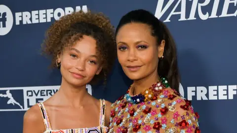 Thandiwe Newton y su hija Nico Parker Thandiwe Newton y su hija Nico Parker