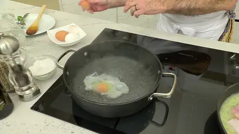 Casca los huevos, introdúcelos en la tartera y escálfalos Casca los huevos, introdúcelos en la tartera y escálfalos