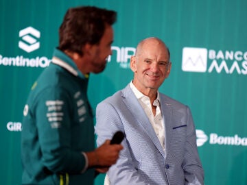 Fernando Alonso y Adrian Newey en la presentación del ingeniero con Aston Martin