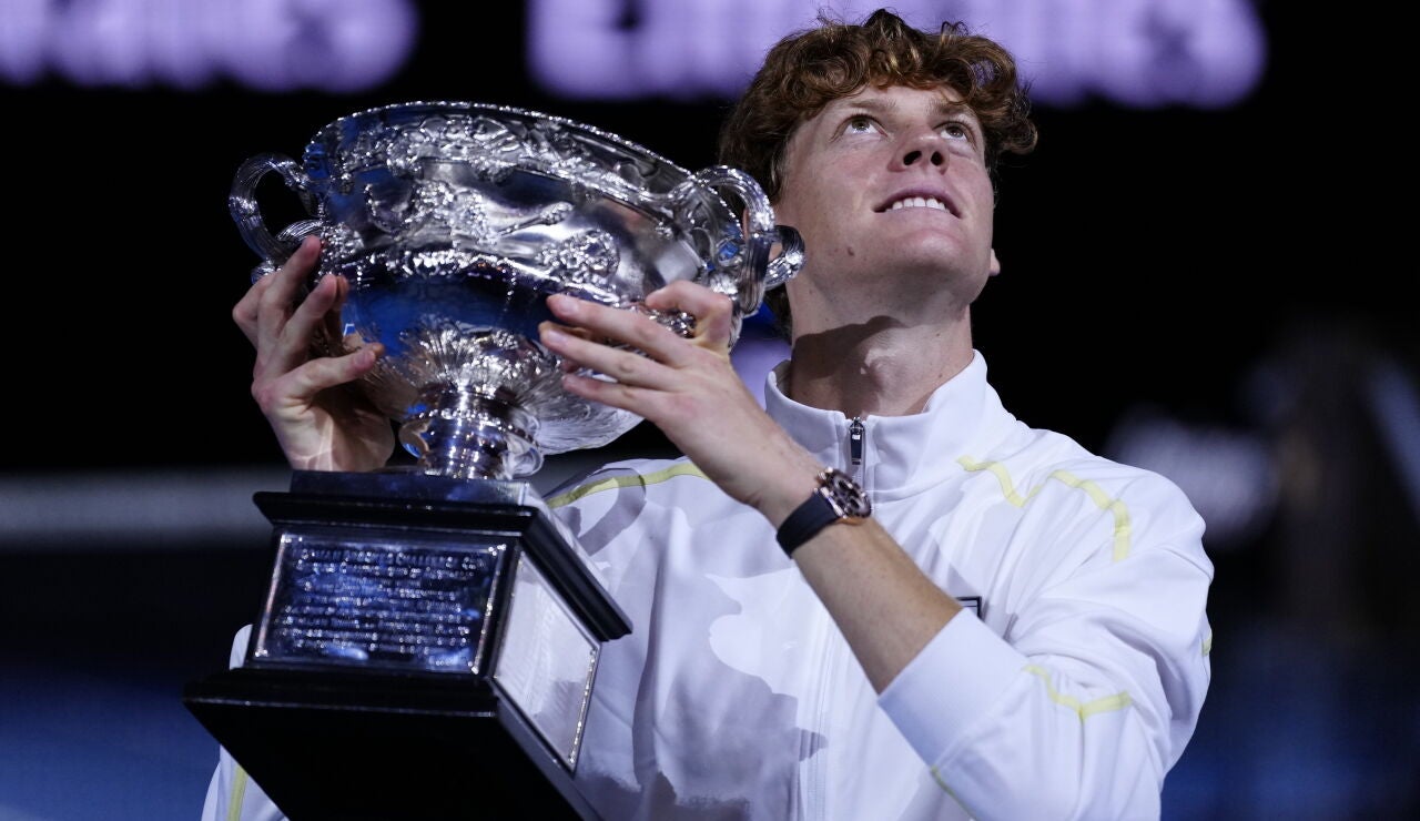 Jannik Sinner posa con el trofeo del Open de Australia