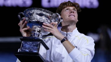 Jannik Sinner posa con el trofeo del Open de Australia