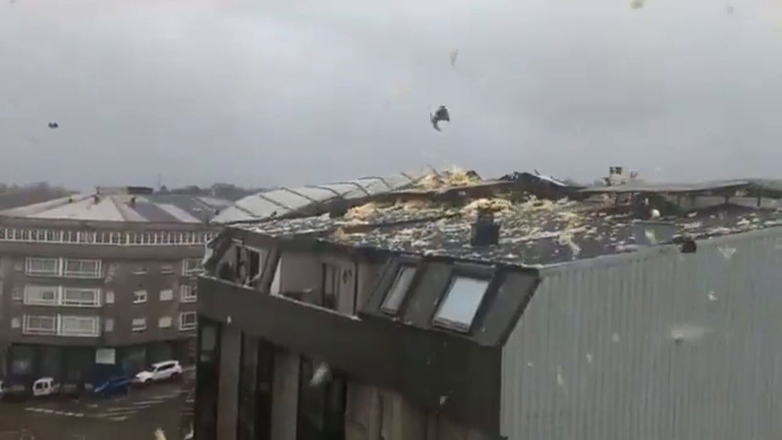 VÍDEO | El fuerte viento por la borrasca Herminia azota Galicia y se lleva el tejado de un edificio de viviendas
