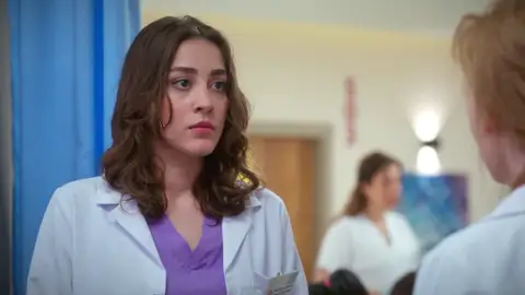 ¿Borrón y cuenta nueva? Seren se disculpa con Bahar por cómo la ha tratado desde que llegó al hospital ¿Borrón y cuenta nueva? Seren se disculpa con Bahar por cómo la ha tratado desde que llegó al hospital