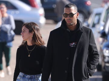 Anabel Pantoja y Yulen Pereira, en el entierro del padre de la influencer