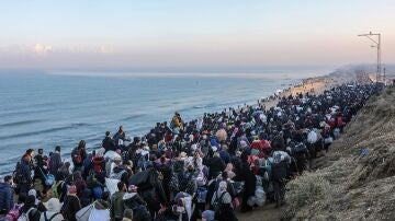 Palestinos desplazados internos caminan por la carretera Al Rashid