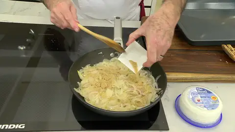 Añádeles el azúcar y una pizca de sal Añádeles el azúcar y una pizca de sal