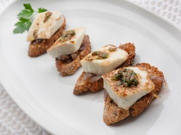 Bocados de queso de cabra con cebolla confitada
