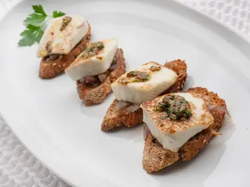 Bocados de queso de cabra con cebolla confitada Bocados de queso de cabra con cebolla confitada