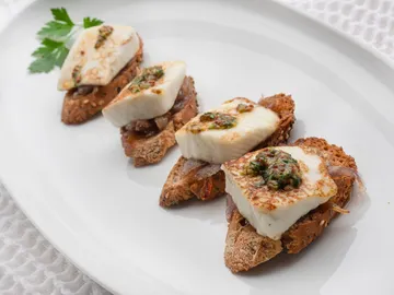 Bocados de queso de cabra con cebolla confitada Bocados de queso de cabra con cebolla confitada
