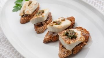 Bocados de queso de cabra con cebolla confitada