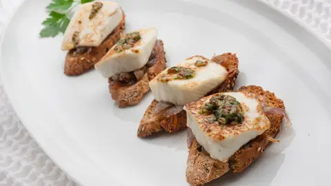Bocados de queso de cabra con cebolla confitada Bocados de queso de cabra con cebolla confitada