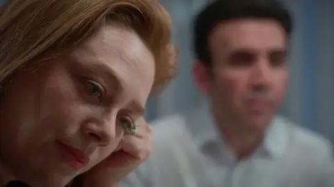 La noche más complicada para Bahar: obligada a fingir felicidad delante de su familia La noche más complicada para Bahar: obligada a fingir felicidad delante de su familia