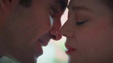 Bahar engaña a Timur con una falsa reconciliación mientras prepara su plan para desenmascararlo Bahar engaña a Timur con una falsa reconciliación mientras prepara su plan para desenmascararlo