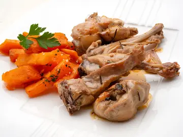 Receta fácil, sin grasa, sabrosa y económica de Karlos Arguiñano: conejo al ajillo con boniatos fritos Receta fácil, sin grasa, sabrosa y económica de Karlos Arguiñano: conejo al ajillo con boniatos fritos