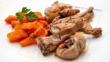 Receta fácil, sin grasa, sabrosa y económica de Karlos Arguiñano: conejo al ajillo con boniatos fritos