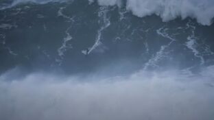 Una ola gigante en la jornada de este lunes en Nazar&eacute;