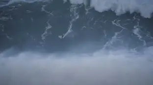 Una ola gigante en la jornada de este lunes en Nazaré Una ola gigante en la jornada de este lunes en Nazaré
