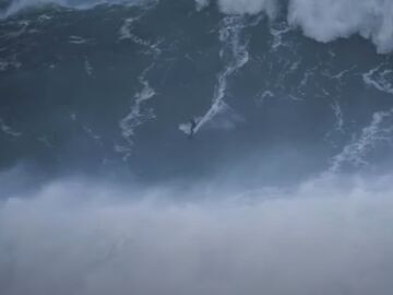 Una ola gigante en la jornada de este lunes en Nazaré