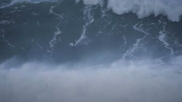 Una ola gigante en la jornada de este lunes en Nazaré