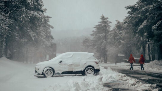 Un coche cubierto de nieve este lunes, en la estaci&oacute;n de Monta&ntilde;a de Manzaneda (Ourense)