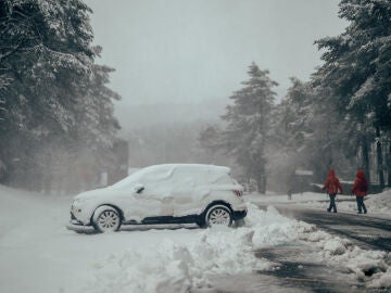 Un coche cubierto de nieve este lunes, en la estación de Montaña de Manzaneda (Ourense)