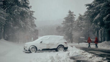 Un coche cubierto de nieve este lunes, en la estación de Montaña de Manzaneda (Ourense)