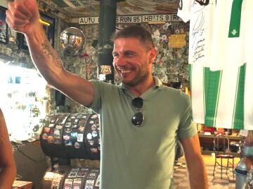 &iexcl;Regalo de recuerdo! Joaqu&iacute;n S&aacute;nchez deja una camiseta firmada en una tienda de carretera
