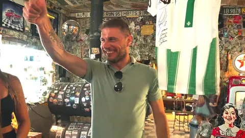 ¡Regalo de recuerdo! Joaquín Sánchez deja una camiseta firmada en una tienda de carretera ¡Regalo de recuerdo! Joaquín Sánchez deja una camiseta firmada en una tienda de carretera