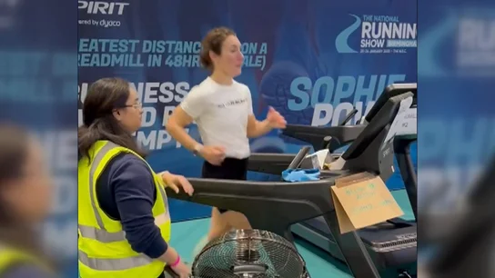 Sophie power, en pleno reto sobre la cinta de correr Sophie power, en pleno reto sobre la cinta de correr