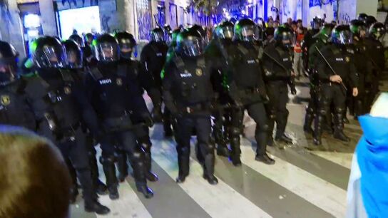 Enfrentamiento entre manifestantes y agentes