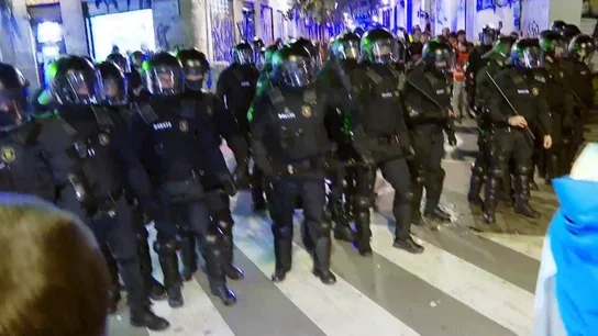 Enfrentamiento entre manifestantes y agentes Enfrentamiento entre manifestantes y agentes