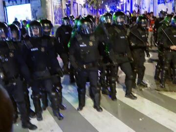 Enfrentamiento entre manifestantes y agentes