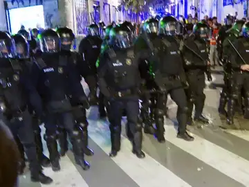 Enfrentamiento entre manifestantes y agentes Enfrentamiento entre manifestantes y agentes