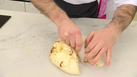 Retira la masa del frigorífico, pásala a la encimera y córtala en 2 trozos Retira la masa del frigorífico, pásala a la encimera y córtala en 2 trozos