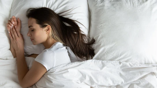 Una mujer durmiendo de lado Una mujer durmiendo de lado