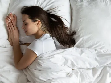 Una mujer durmiendo de lado Una mujer durmiendo de lado