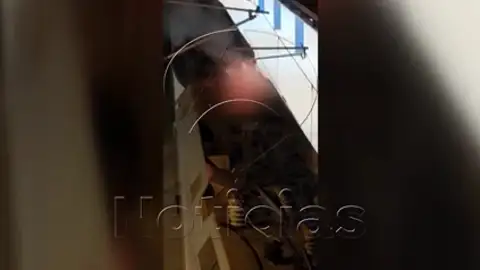 Las duras imágenes del accidente en el techo del tren en Lleida: se colaron en una zona restringida de la estación Las duras imágenes del accidente en el techo del tren en Lleida: se colaron en una zona restringida de la estación