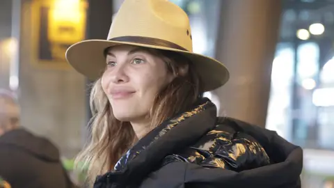 Jessica Bueno, en el aeropuerto de Madrid Jessica Bueno, en el aeropuerto de Madrid